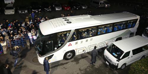 バルセロナイレブンを乗せたバスをファンが囲む