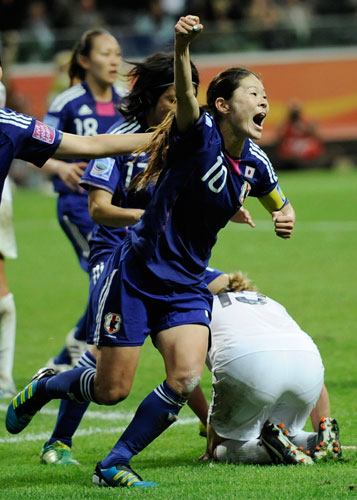 １１年の女子Ｗ杯決勝、米国戦の延長後半１２分、同点ゴールを決め、ガッツポーズする日本代表・澤穂希（ＡＰ）