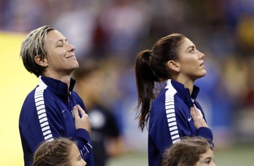 中国代表との親善試合前、笑顔を浮かべながら国歌を聴く米国代表ＦＷワンバック（左）