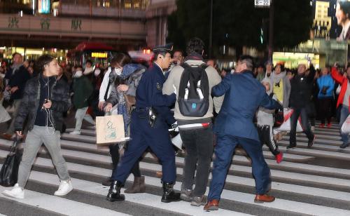 渋谷で盛り上がるリバープレートサポーター。スクランブル交差点で警察官に取り押さえられる一幕も