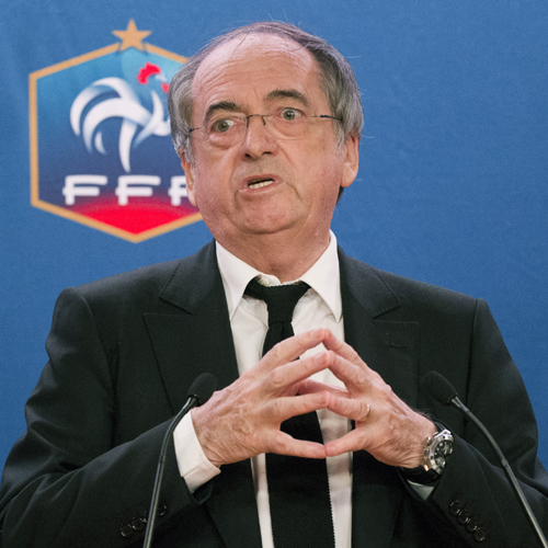 ベンゼマの代表追放処分を発表するフランスフットボール連盟のノエル・ルグラエット会長