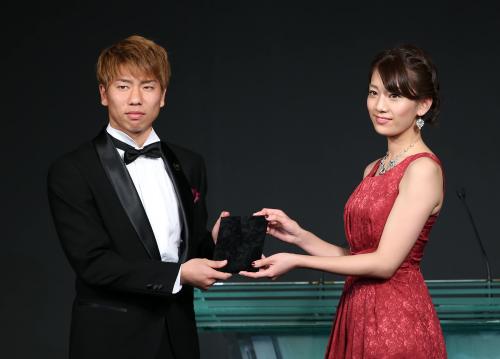 ベストヤングプレヤー賞を受賞した浅野は佐藤美希から表彰される