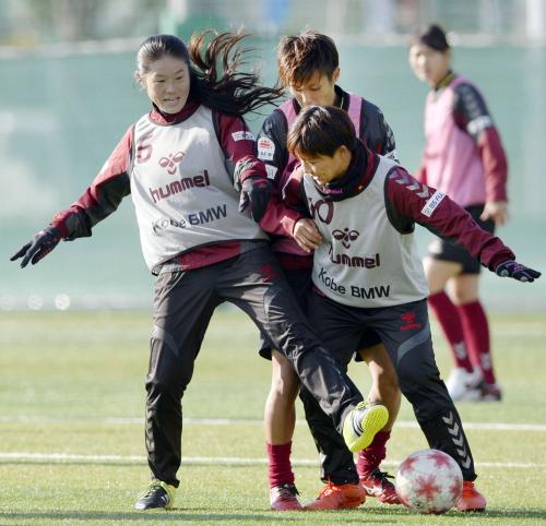 皇后杯準決勝の仙台戦に向け、調整する澤（左）らＩＮＡＣ神戸の選手たち