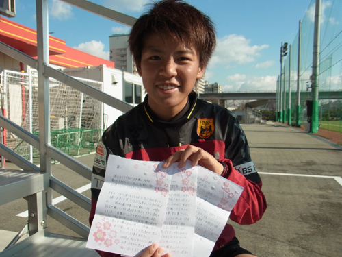 １２年５月の左膝手術前に、澤からもらった手紙を披露する京川