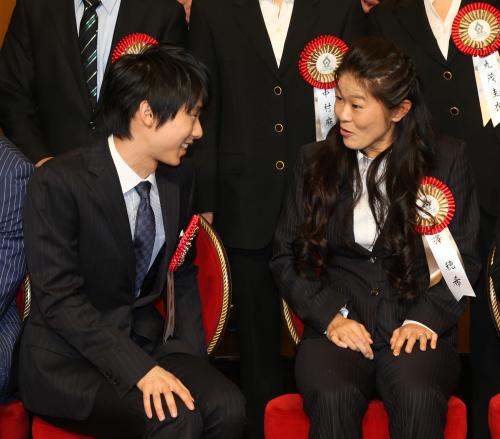 テレビ朝日ビッグスポーツ大賞表彰式で澤穂希さんと談笑する羽生結弦