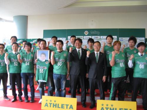 「ＶＥＲＳ（ヴェルズ）」で東京Ｖに加入、契約調印式に出席した１９選手