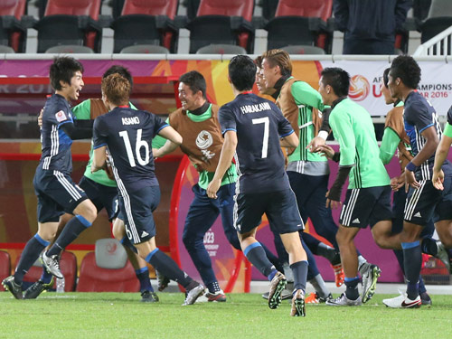 ＜日本・イラン＞延長前半５分、先制ゴールを決めた豊川（左）を祝福する日本ベンチ