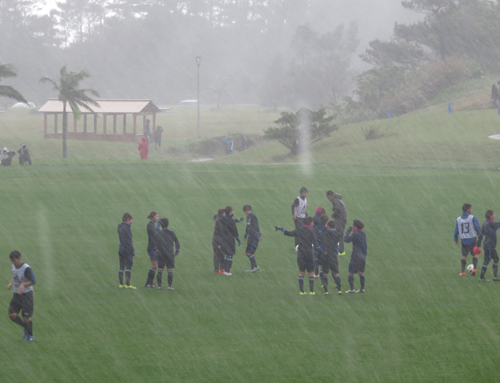 激しい雨の中で練習するなでしこジャパン