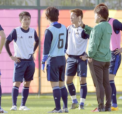 韓国との決勝に向けた練習で、手倉森監督（右端）の指示を聞く大島（左端）
