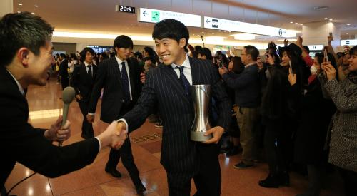 優勝杯を手に笑顔で帰国した遠藤（中央）らサッカーＵ－２３日本代表イレブン