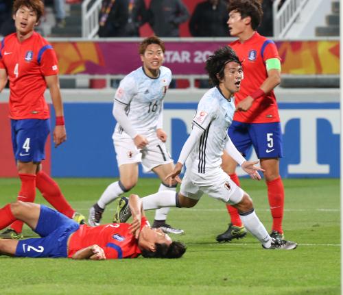 ＜韓国・日本＞後半、同点ゴールを決め駆けだす矢島（手前右）と浅野（１６）