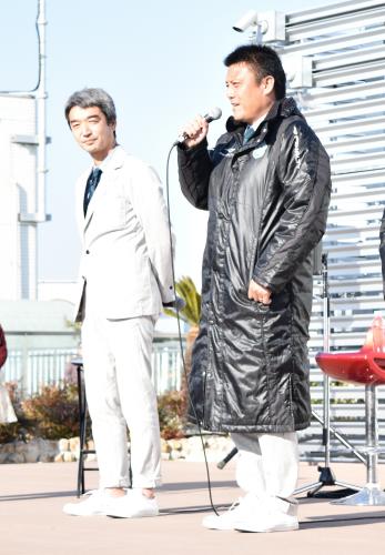 トークショーに参加した湘南のチョウ・キジェ監督（右）。左は水谷社長