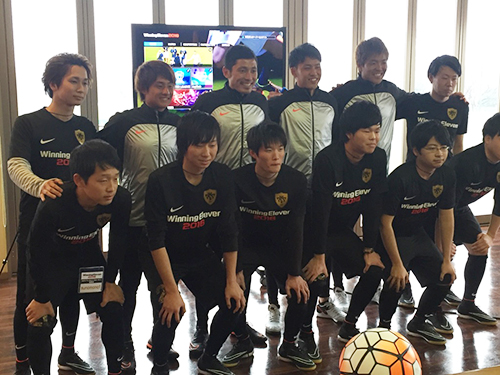 オンライン大会上位者と記念撮影する（後列左２人目から）浦和の関根、森脇、遠藤、西川の４選手