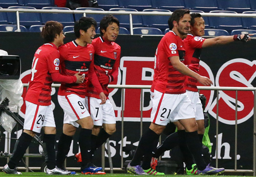 ＜浦和・シドニーＦＣ＞前半８分、ゴールを決めた浦和・武藤（左から２人目）を祝福する選手たち