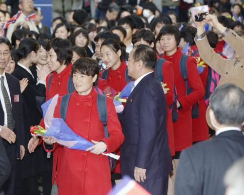 関西空港に到着したサッカー女子北朝鮮代表のメンバー