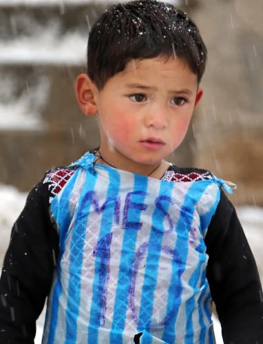 アフガニスタン・ガズニ州で、ポリ袋で作ったユニホームを着て、サッカーをするムルタザ・アフマディ君（ＡＰ）