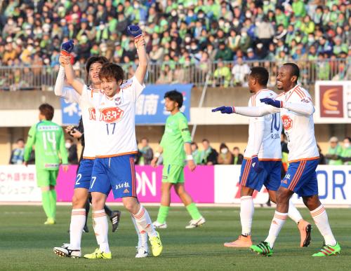 ＜湘南・新潟＞後半３１分、ゴールを決めた新潟の伊藤（左手前）はチームメートと喜び合う