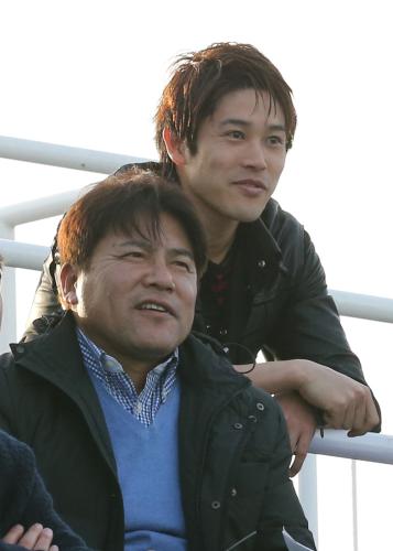 シャルケの内田（右）とともに練習を見つめるＵ―２３日本代表の手倉森監督