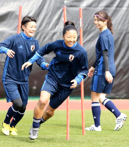 笑顔でトレーニングをする（左から）近賀、大儀見、鮫島