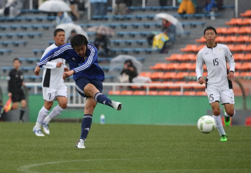 練習試合１本目、ゴールを決めるＵ―１９日本代表候補の小川