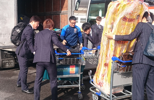 選手らと荷物をトラックに積むＵ―２３日本代表・手倉森監督（左端）