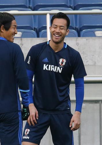 日本代表練習で笑顔の吉田