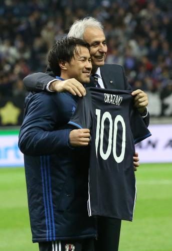＜日本・シリア＞試合後、ハリルホジッチ監督に「１００」と書かれたユニホームを渡され笑顔の岡崎