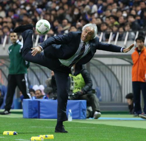 ＜日本・シリア＞後半、ラインを割ったボールをトラップしようと試みるも失敗するハリルホジッチ監督