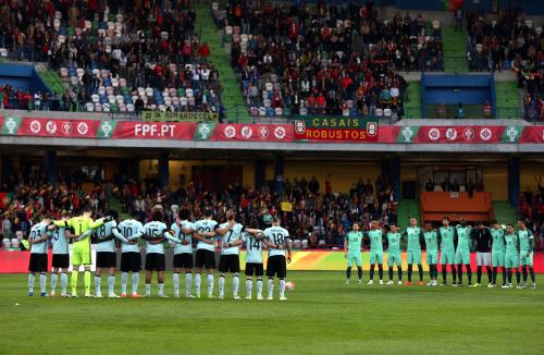 同時テロの犠牲者を悼み、試合前に黙とうするベルギー代表（手前）とポルトガル代表の選手たち（ＡＰ）