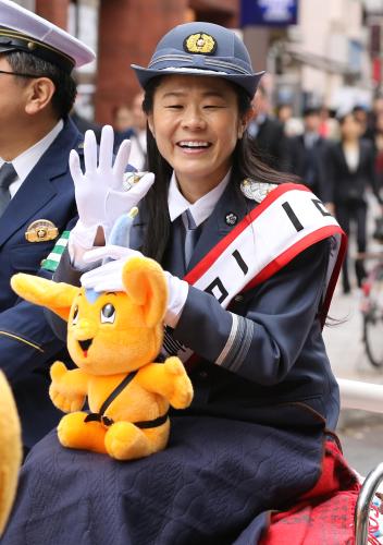 赤坂警察一日署長を務め、沿道の声援に笑顔で応えるた澤穂希さん