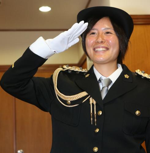 一日警察署長を務めた浦和・猶本は制服に身を包み笑顔を見せる