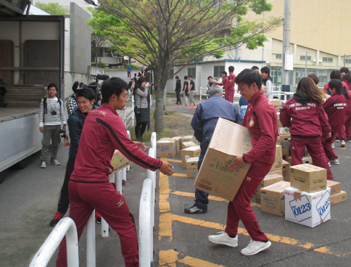 支援物資を運ぶ福岡大サッカー部の部員