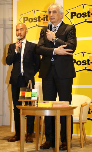 イベントの冒頭で熊本地震の犠牲者への哀悼の意を表明するハリルホジッチ代表監督（右）