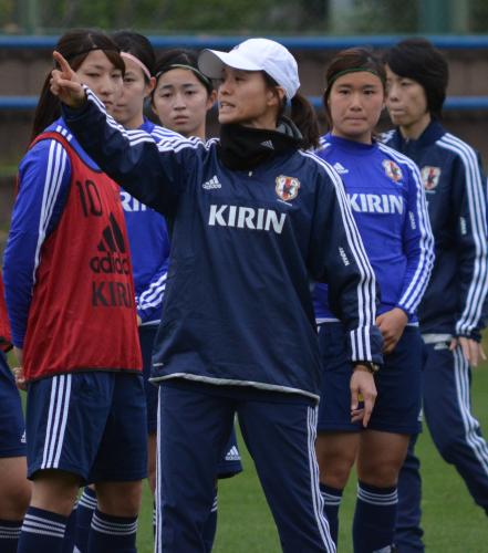 高知合宿２日目の練習で選手に細かい指示を出すＵ―２０女子日本代表の高倉監督（手前）