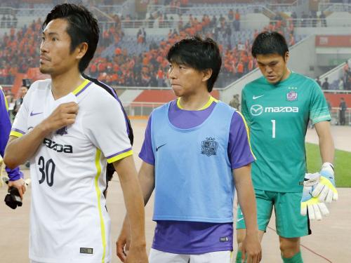 １次リーグ敗退が決まり悔しそうに引き揚げる広島の（左から）柴崎、佐藤、ＧＫ林