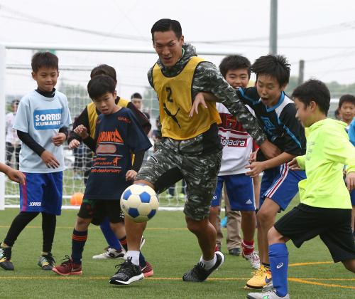 熊本でサッカー教室を開き、被災地の子供たちとミニゲームで触れ合う浦和・槙野