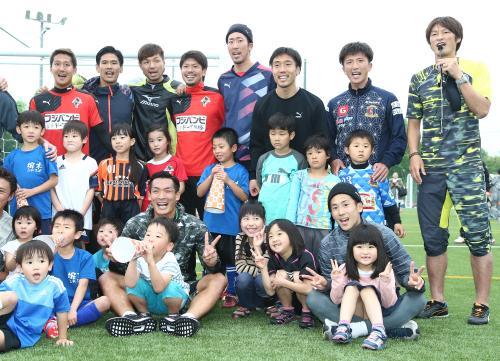 熊本でサッカー教室を開き、被災地の子供たちと記念撮影に納まる浦和・槙野（前列中央）と熊本・巻（右端）ら