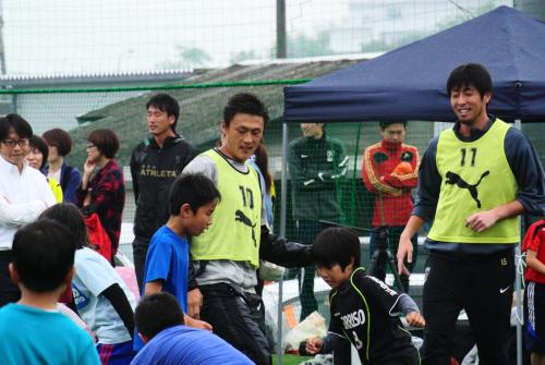 熊本市内の人工芝グラウンドでサッカー教室に参加した浦和のＦＷ李（左）、ＧＫ大谷（※浦和レッズ提供）