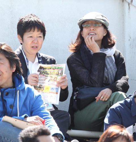 ＜千葉・新潟＞試合を観戦する（左から）今井純子女子委員長、高倉麻子・なでしこジャパン監督