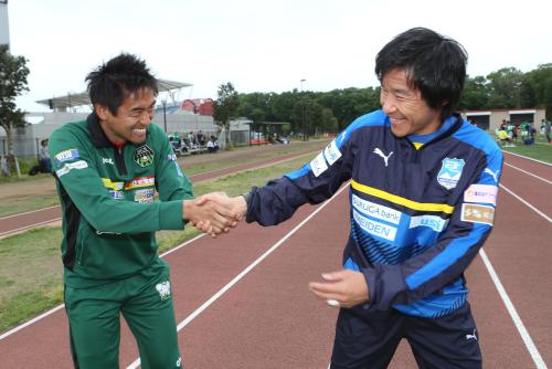 練習試合で再会し笑顔で握手を交わす川口（左）と中山