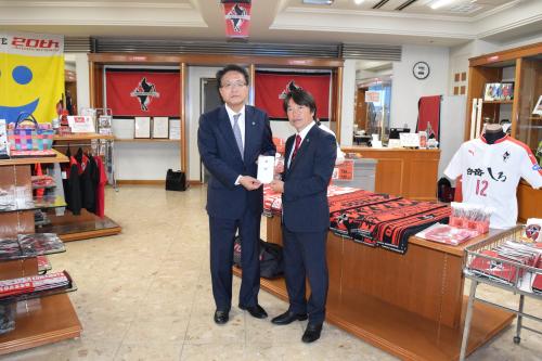 浦和の淵田敬三社長（左）は支援金をＪ２熊本の池谷友良社長に贈呈する