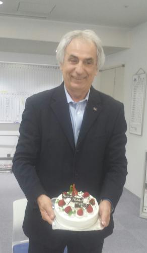 １５日に誕生日を迎えたハリルホジッチ監督は報道陣から１日遅れでケーキを贈られて笑顔を見せた