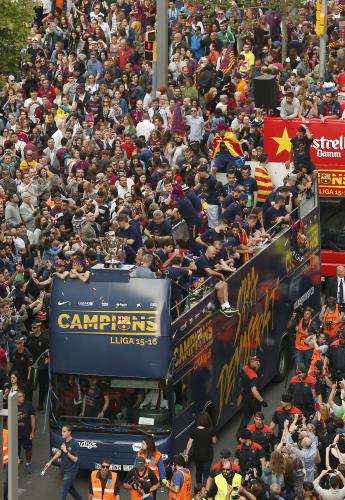 リーグ優勝し、多くのサポーターに囲まれパレードをするバルセロナイレブン（ＡＰ）