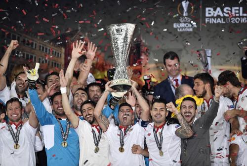 欧州リーグ３連覇を果たし、トロフィーを掲げて喜ぶセビリアの選手たち（ＡＰ）
