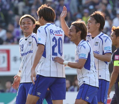 ＜広島・Ｇ大阪＞後半３７分、チーム３点目のゴールを決めた長沢（左から２人目）を祝福する宇佐美（左）と遠藤（右）
