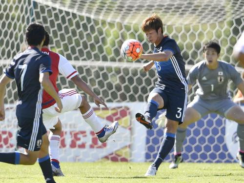 パラグアイ戦で途中出場し、堅実なプレーを見せたＵ―２３日本代表ＤＦ三浦（右）