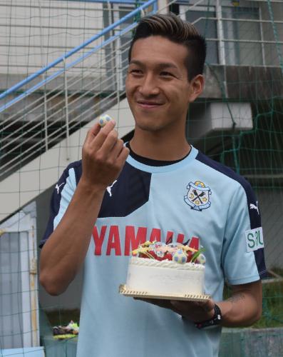 報道陣から贈られた日本代表選出を祝うケーキに笑顔の小林祐