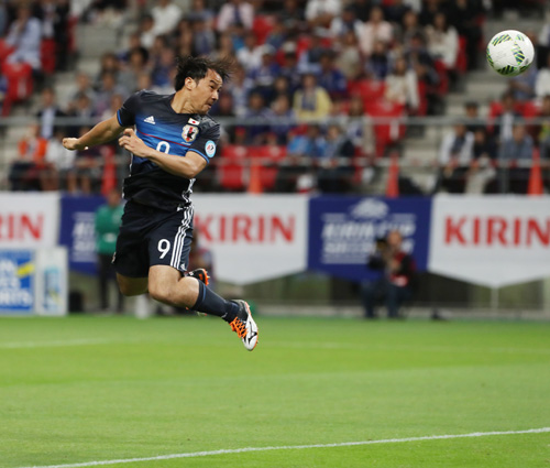 ＜日本・ブルガリア＞前半４分、岡崎は頭で先制ゴールを決める