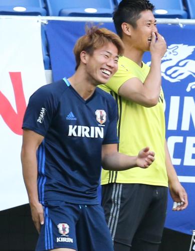 日本代表練習で笑顔のＦＷ浅野（左）