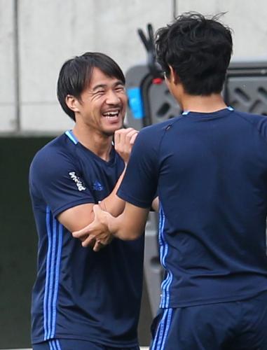 ＜サッカー日本代表練習＞笑顔の岡崎（左）